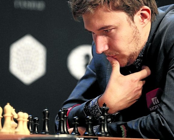 Sergey Karjakin, concentrado ante el tablero. 