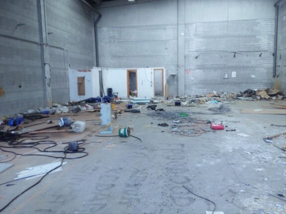 Interior de la fábrica abandonada donde malvivía el menor. :: lp