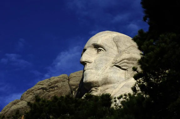 Rostro de George Washington en el Monte Rushmore (Dakota del Sur) y su gran colaborador Juan de Miralles. :: mike nelson