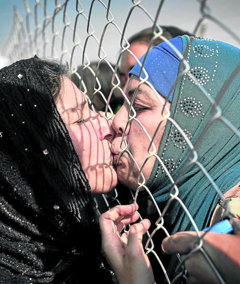 Una mujer huida de Mosul visita a una pariente que vive desde hace dos años en el campo de Khazer.