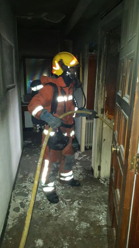 Un bombero dentro de la casa de Canals. :: consorcio de bomberos 