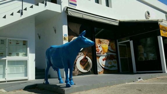 Roban en Benissa la escultura de una vaca azul de una conocida panadería