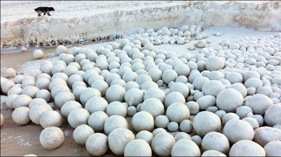 ¿Qué son las bolas de nieve gigante que han aparecido en Siberia?