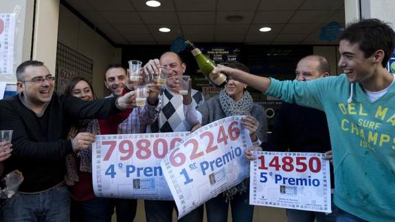 Los propietarios de la administración numero 3 de Manises celebran el haber vendido decimos del primer, cuarto y quinto premio de la lotería de navidad 2013.