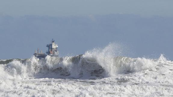 Violentas olas en la playa del PInar de Castellón, con un barco fondeado al fondo.