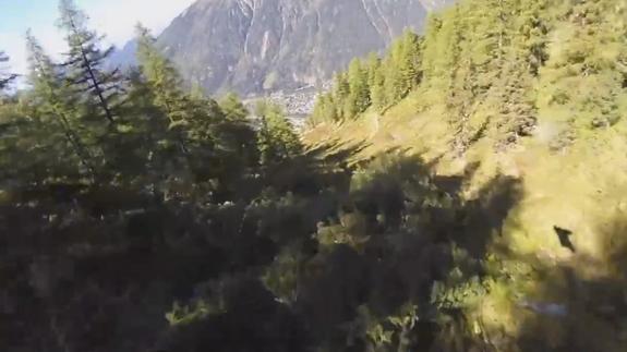 Graba su salto al vacío y choca contra un árbol