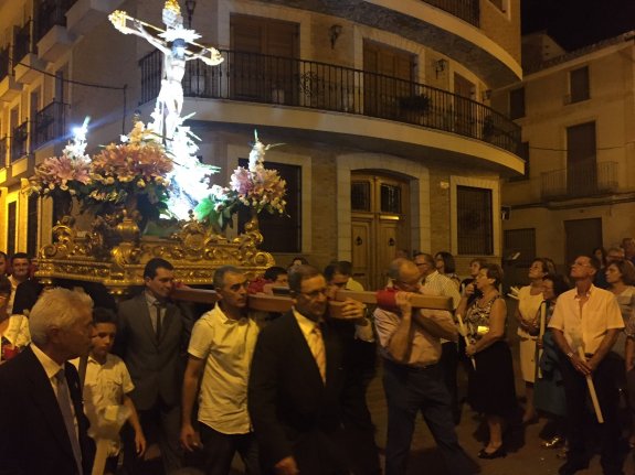 Un grupo de vecinos durante la celebración de la procesión del Cristo en las fiestas de Tavernes de la Valldigna. :: lp