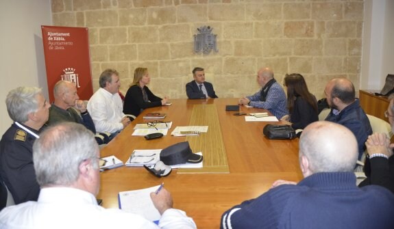 Representantes municipales y de la dirección general de Emergencias, en la reunión que mantuvieron ayer en el Ayuntamiento de Xàbia. :: LP