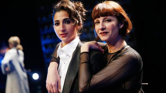 Las actrices Najwa Nimri (d) y Alba Flores durante la presentación del estreno nacional del musical 'Drac Pack'.