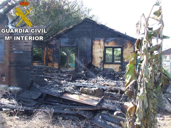 Uno de los incendios causados presuntamente por el detenido. :: lp