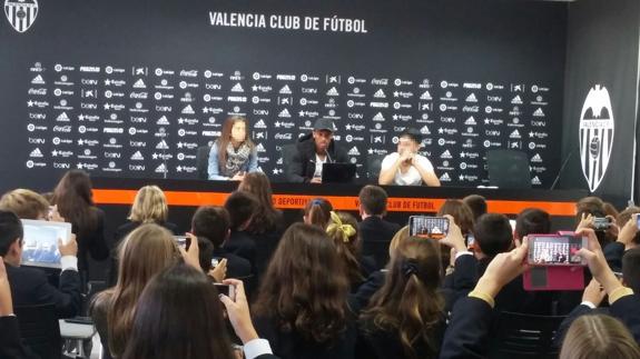 Nani, con los niños. 