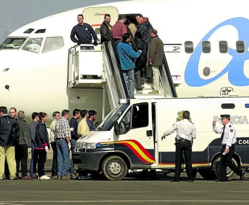 Subsaharianos embarcan rodeados  de policias.  