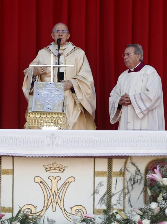 El arzobispo de Madrid, Carlos Osoro, durante una celebración. :: efe