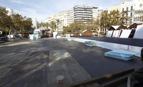 Piezas de la pista de hielo, ayer en la plaza del Ayuntamiento. :: juanjo monzó