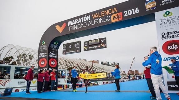 Kiptum, pasando la meta de la 10K Valencia 2016.