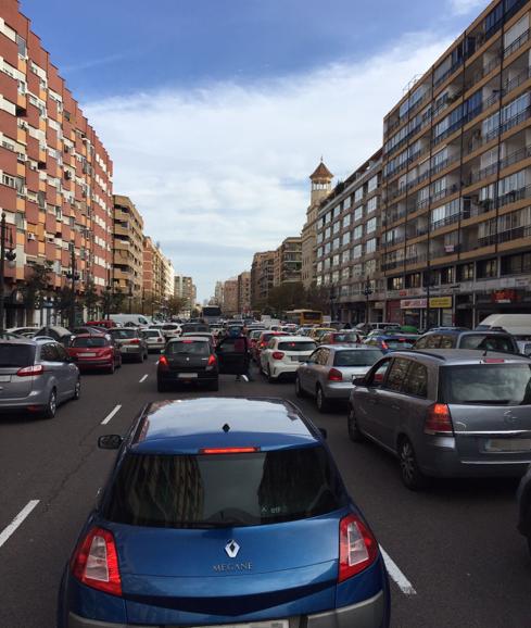 Atasco en la avenida del Cid de Valencia.