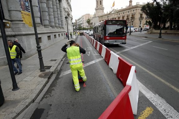 Obras del carril bici, ayer en la calle General Tovar. :: irene marsilla