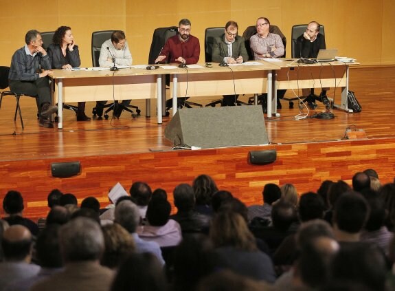 El concejal Pere Fuset y técnicos del Ayuntamiento, ayer en la Petxina, en una reunión para informar de los permisos de Fallas.  