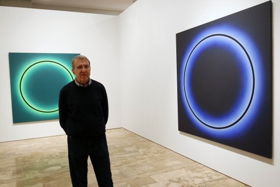 Yturralde, ayer, en la Nau entre dos obras de sus obras de la serie circular 'Enso'. :: irene marsilla