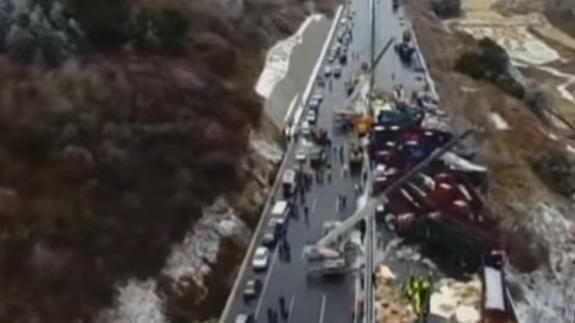 Un terrible accidente múltiple involucra a 56 vehículos