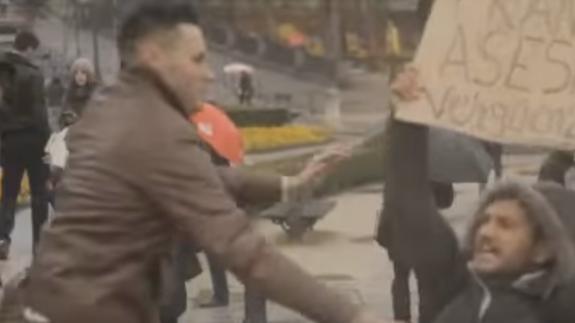 Un activista golpeado brutalmente por llevar un cartel de «Franco asesino»