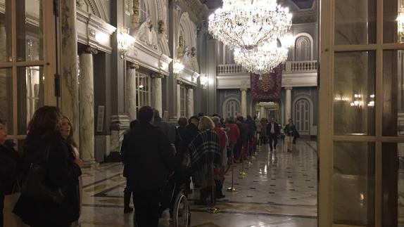 Colas para firmar en el libro de condolencias en el Ayuntamiento de Valencia