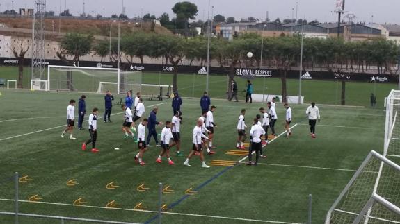 Entrenamiento del Valencia C.F. esta mañana en Paterna.