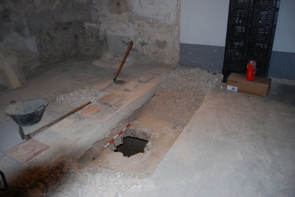 Acceso a la cripta de la Capilla del Coro de la iglesia de Cotalba, donde se han hallado los cuerpos. :: lp