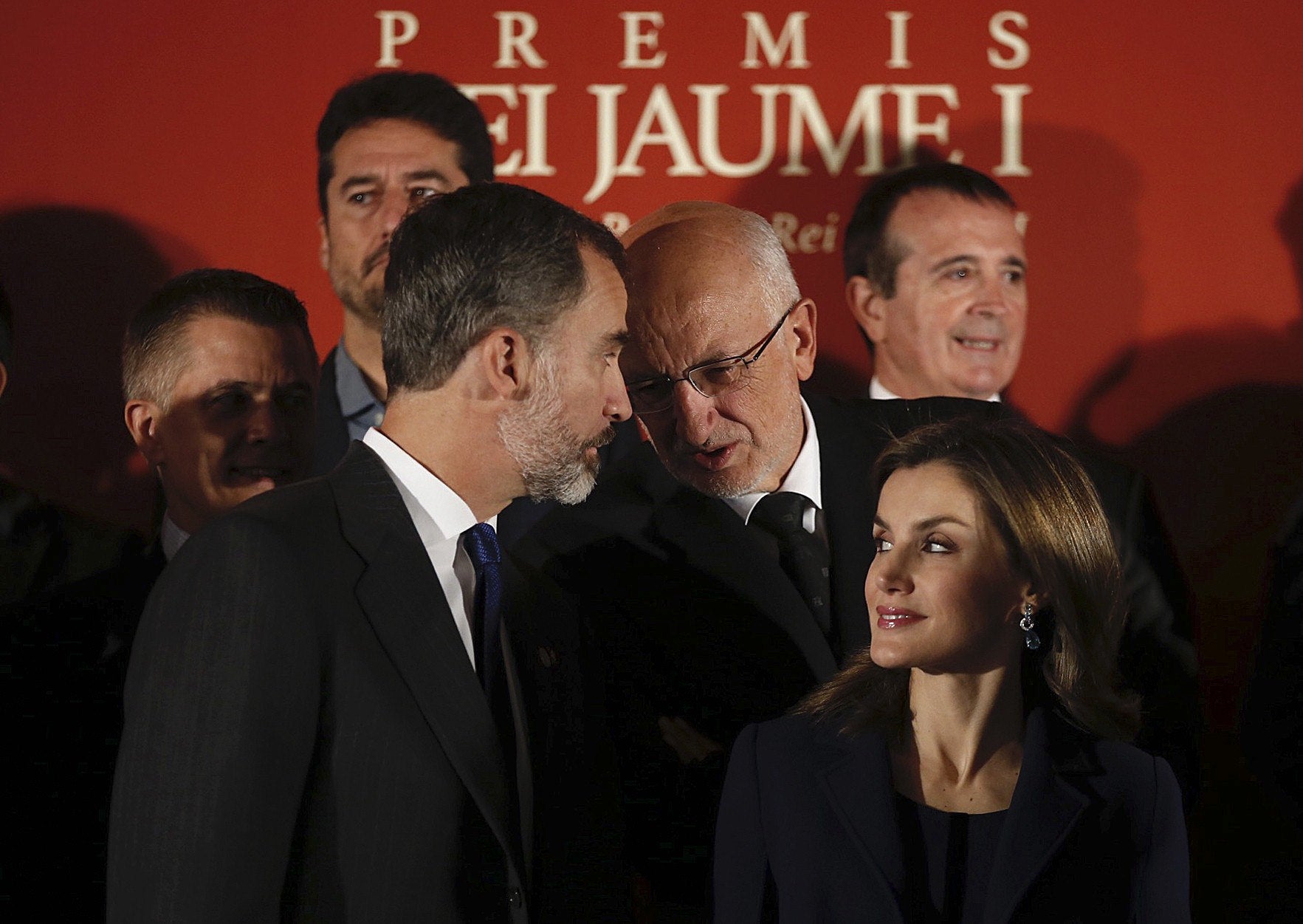 Don Felipe habla con Juan Roig en presencia de Doña Letizia. 