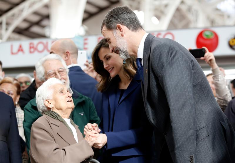 Los Reyes Felipe VI y Letizia saludan a Consuelo, de 102 años y que compra en el mercado desde los 14 años, durante la visita que han realizado al Mercado Central de Valencia tras entregar los Premios Jaime I.