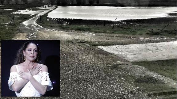 Imagen de la finca Cantora, anegada por el agua. En pequeño, Isabel Pantoja en su último concierto. 
