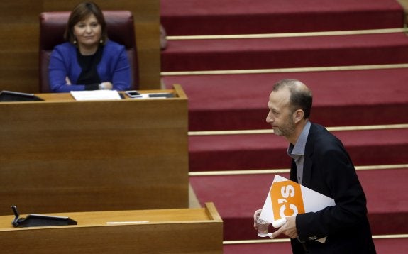 Isabel Bonig observa a Alexis Marí pasar por delante de la bancada popular en Les Corts. :: efe/kai Försterling