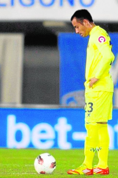 Pensativo. Alejandro Martinuccio, durante un partido con el Villarreal en 2012. :: EFE/MONTSERRAT 