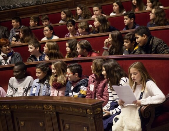 Algunos de los niños intervinientes en el pleno de ayer. :: concejalía educación
