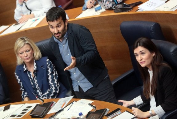 El conseller Vicent Marzà, durante un pleno en Les Corts. :: txema rodríguez