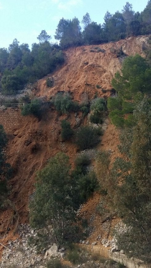 Desprendimiento en el camino a la presa del pantano de Buseo. :: lp