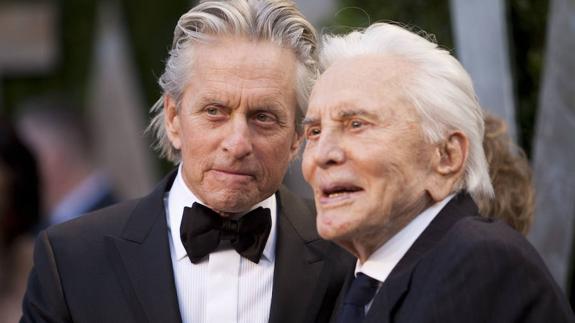 Kirk Douglas, a la derecha, junto a su hijo Michael Douglas.