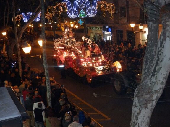 Un momento de la cabalgata de Reyes celebrada este año en Dénia, cuando una de las carrozas pasa por Marqués de Campo. :: R. G.