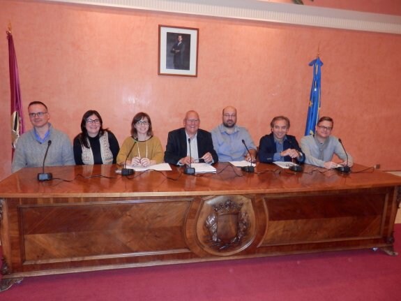 El alcalde y los representantes de los diferentes partidos, ayer, en la presentación de la Edusi. :: R. G.