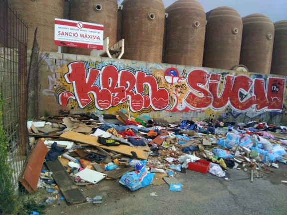 Acumulación de basuras en el polígono de Patacona, junto al edificio de los Silos. :: lp