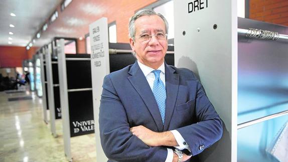 Vicente Garrido en el hall de la Facultad de Derecho de la Universitat de València.