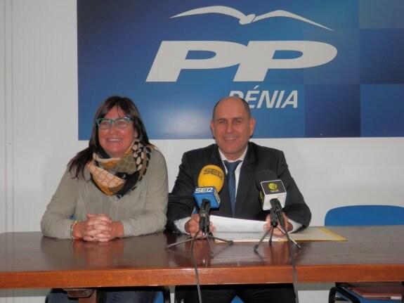 El diputado Antoni Joan Bertomeu, ayer, con la presidenta de los populares dianenses. :: R. G.