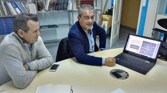 El secretario de la Cámara de Comercio, Andrés Sevila, junto al director de Relaciones Institucionales de la Cámara de Dénia, Ángel Vives. :: LP