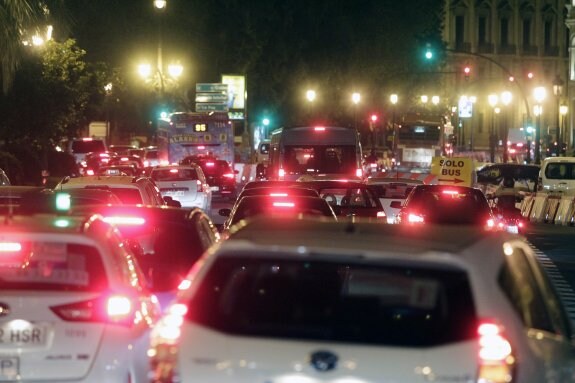 Largas colas de tráfico a la entrada del centro de la ciudad por las obras del anillo ciclista. :: i. marsilla