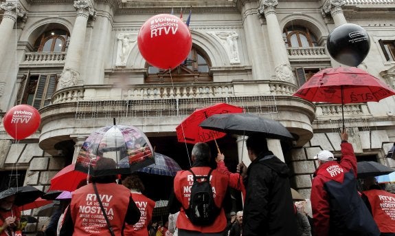 Manifestación de extrabajadores de RTVV en el tercer aniversario del cierre. :: efe/j. c. cárdenas