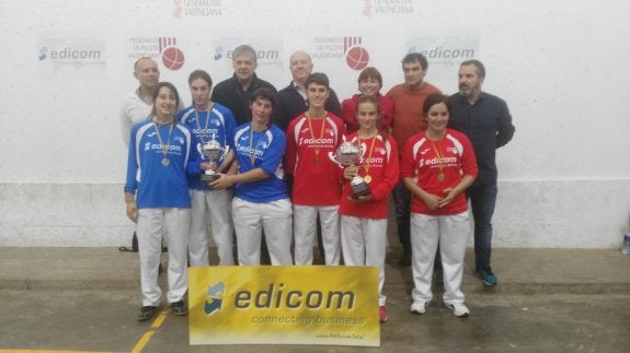 Las finalistas de la primera competición oficial femenina de galotxa, ayer en Borbotó. :: fpv