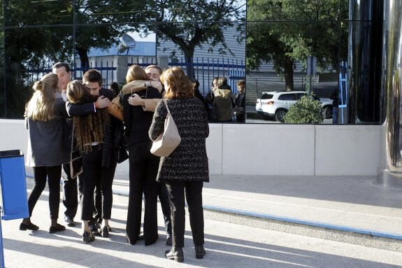 Familiares de María del Carmen Martínez se abrazan momentos antes del funeral. :: j. p. reina
