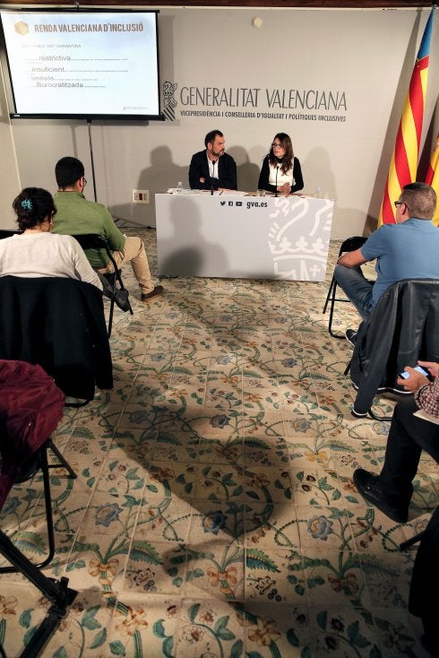 Xavier Uceda y Mónica Oltra, ayer, en la presentación de la renta de inclusión. :: EFE/Manuel Bruque