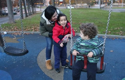 Kike tenía 20 ataques epilépticos al día. Hoy camina y juega con su hermano Izan y madre en Gijón.