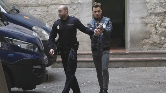 La jueza condena a dos años de cárcel al joven grabado cuando agredía a su pareja en Alicante